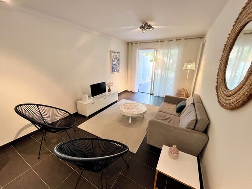 Beautiful 2-bedroom apartment with terrace, 2 en-suite bathrooms & parking