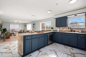 Réfrigérateur, four à micro-ondes, un four, surface de cuisson