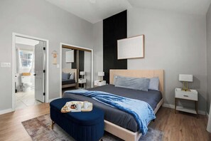 Een strijkplank/strijkijzer, reisbedje, wifi, beddengoed