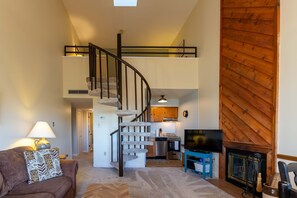 TV, fireplace, offices - Ski View Summit • Pool, Hot Tub & Smoky Mtn Views (Gatlinburg)