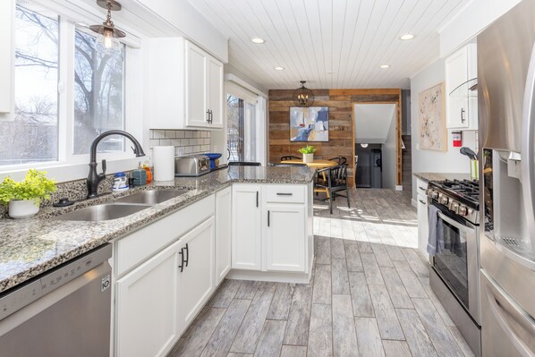 Microondas, horno, parrilla de estufa y lavavajillas 