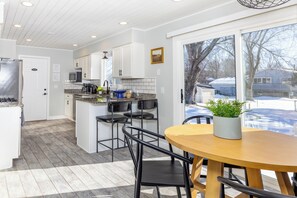 Microondas, horno, parrilla de estufa y lavavajillas 