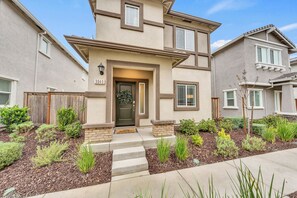Exterior detail - Enjoyable 3-bedroom house with Firepit + Safe in charming Roseville (Roseville)
