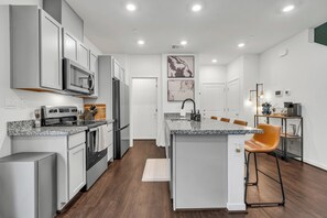 Frigorifero, microonde, forno, piano cottura