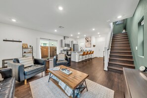 Interior - Enjoyable 3-bedroom house with Firepit + Safe in charming Roseville (Roseville)
