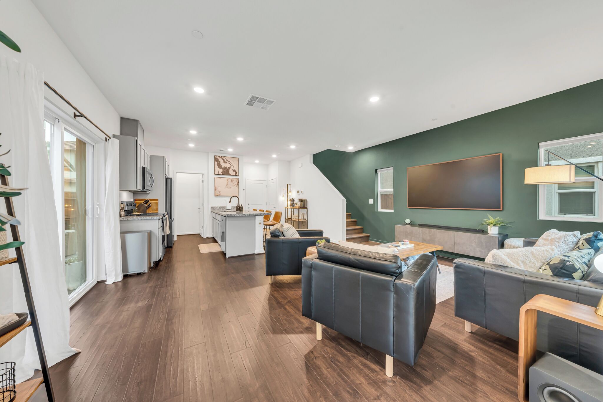 Smart-TV, bøker og stereoanlegg