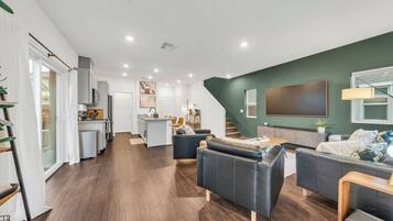 Smart-TV, bøker og stereoanlegg