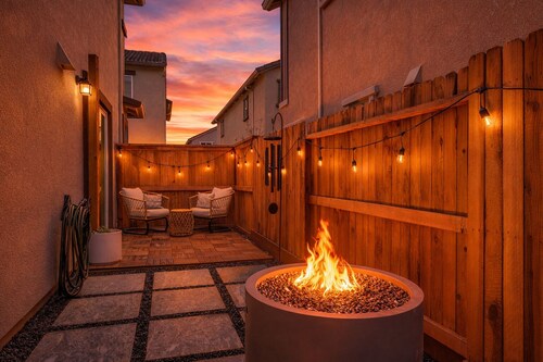 Enjoyable 3-bedroom house with Firepit + Safe in charming Roseville