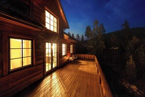 Eine Holzhütte mit großen Fenstern und einer Terrasse.