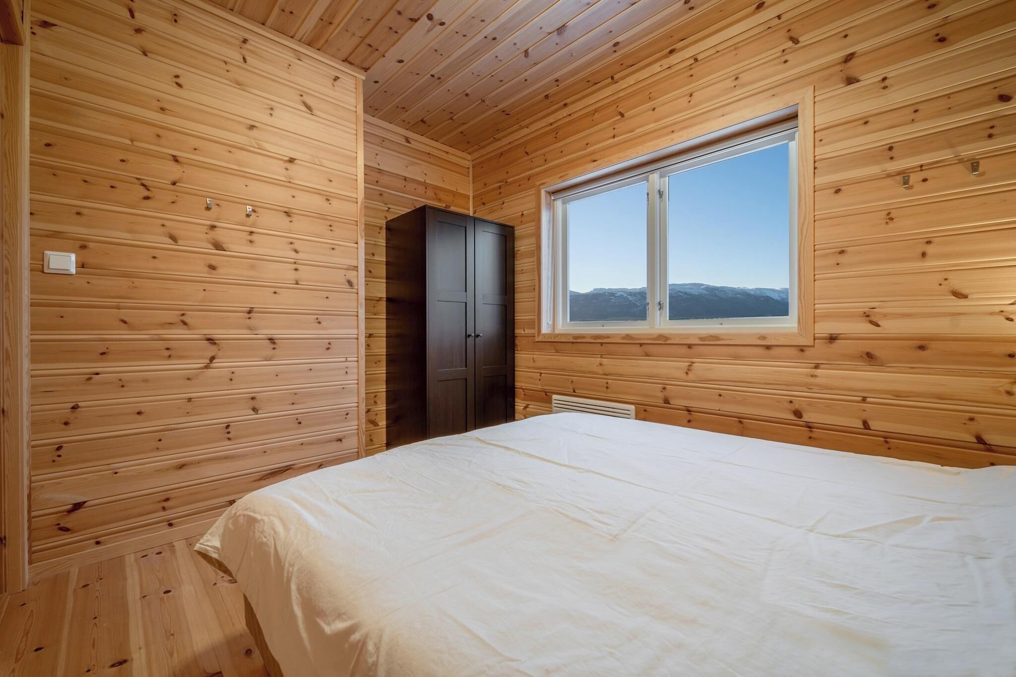 4 bedrooms, internet, bed sheets