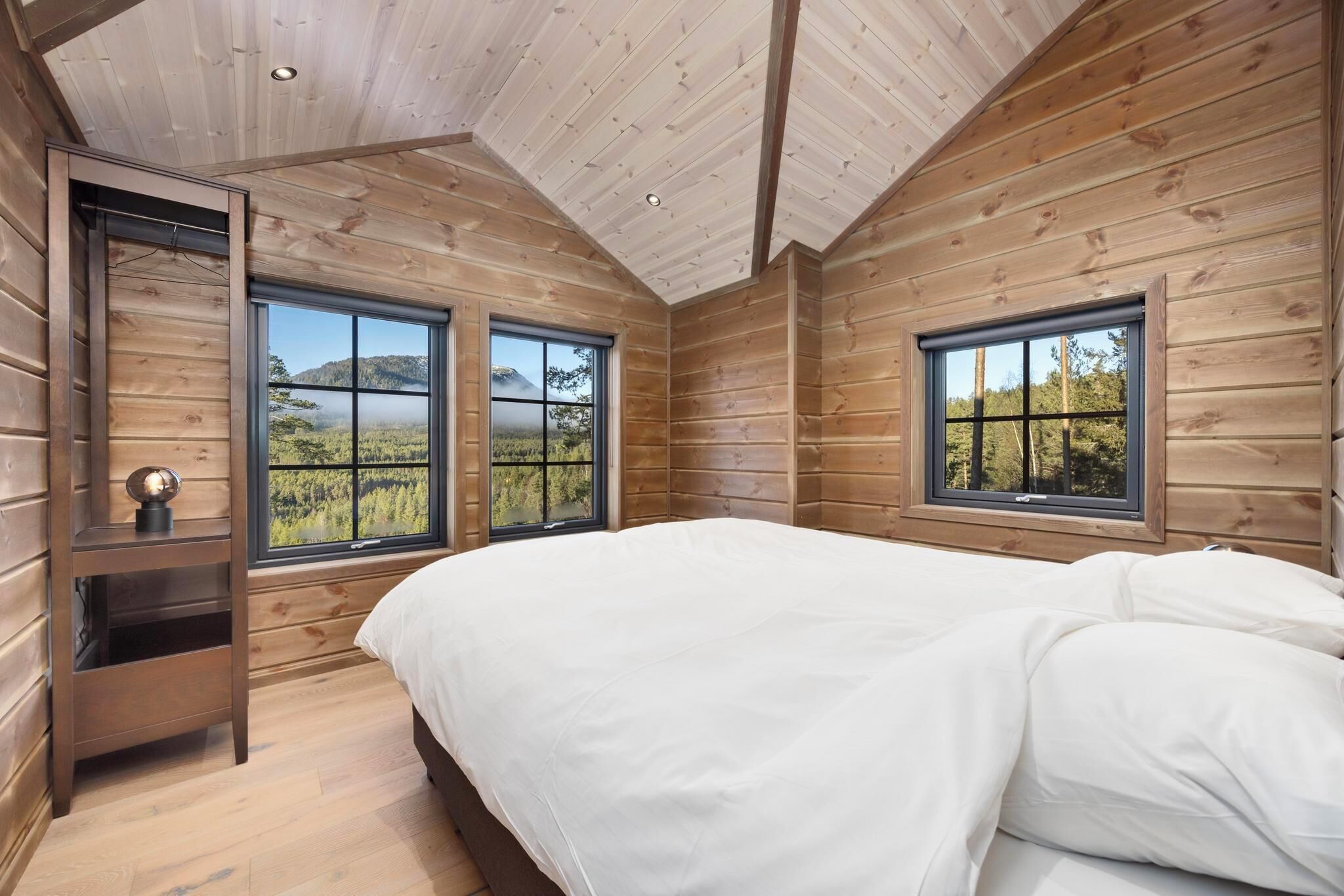 4 bedrooms, internet, bed sheets