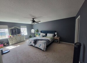 3 habitaciones, tabla de planchar con plancha, wifi y ropa de cama 
