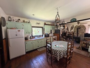 Wasserkocher mit Kaffee-/Teezubehör, Kühlschrank, Mikrowelle, Ofen