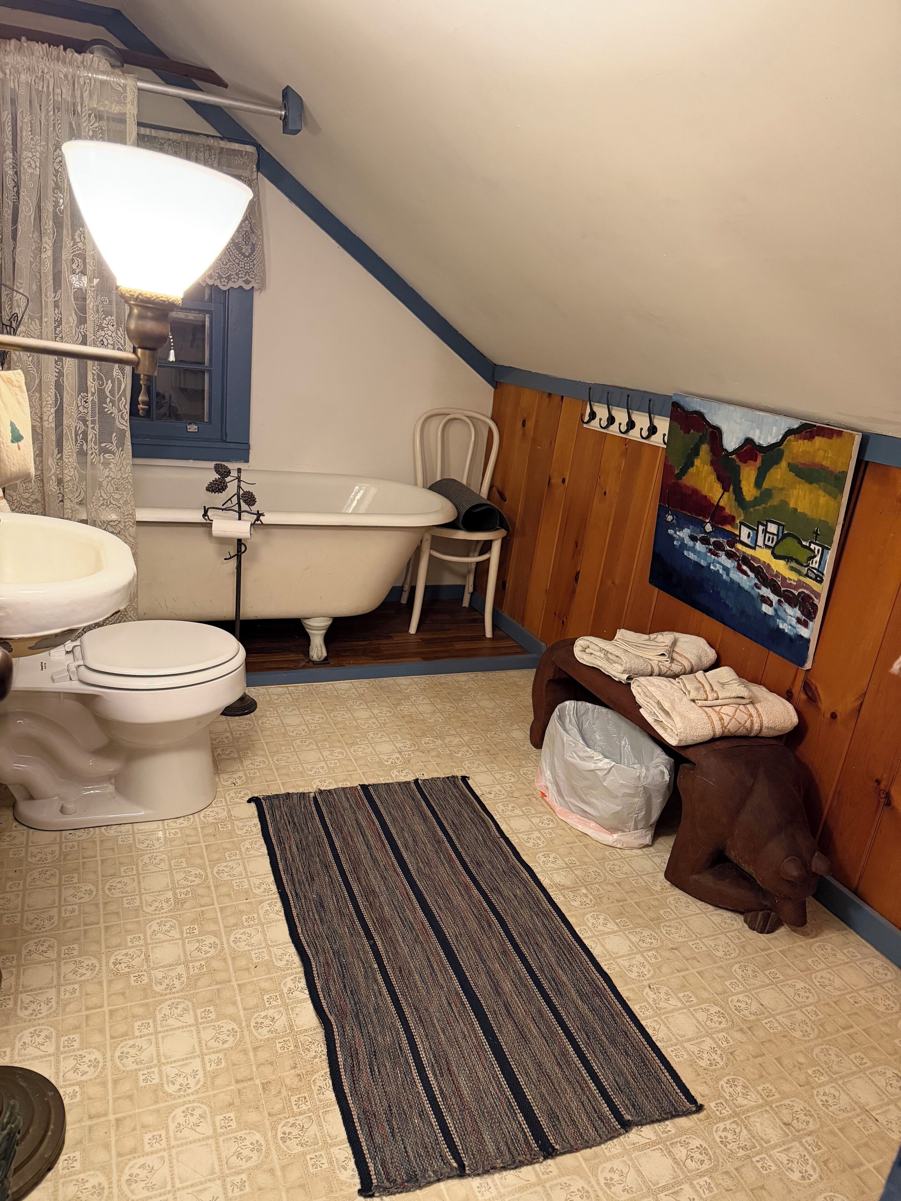 Hårtork, handdukar, tvål och schampo