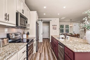 Fridge, microwave, oven, stovetop - The Gold Rush Getaway - 10 min stroll to Murphys Main St (Murphys)
