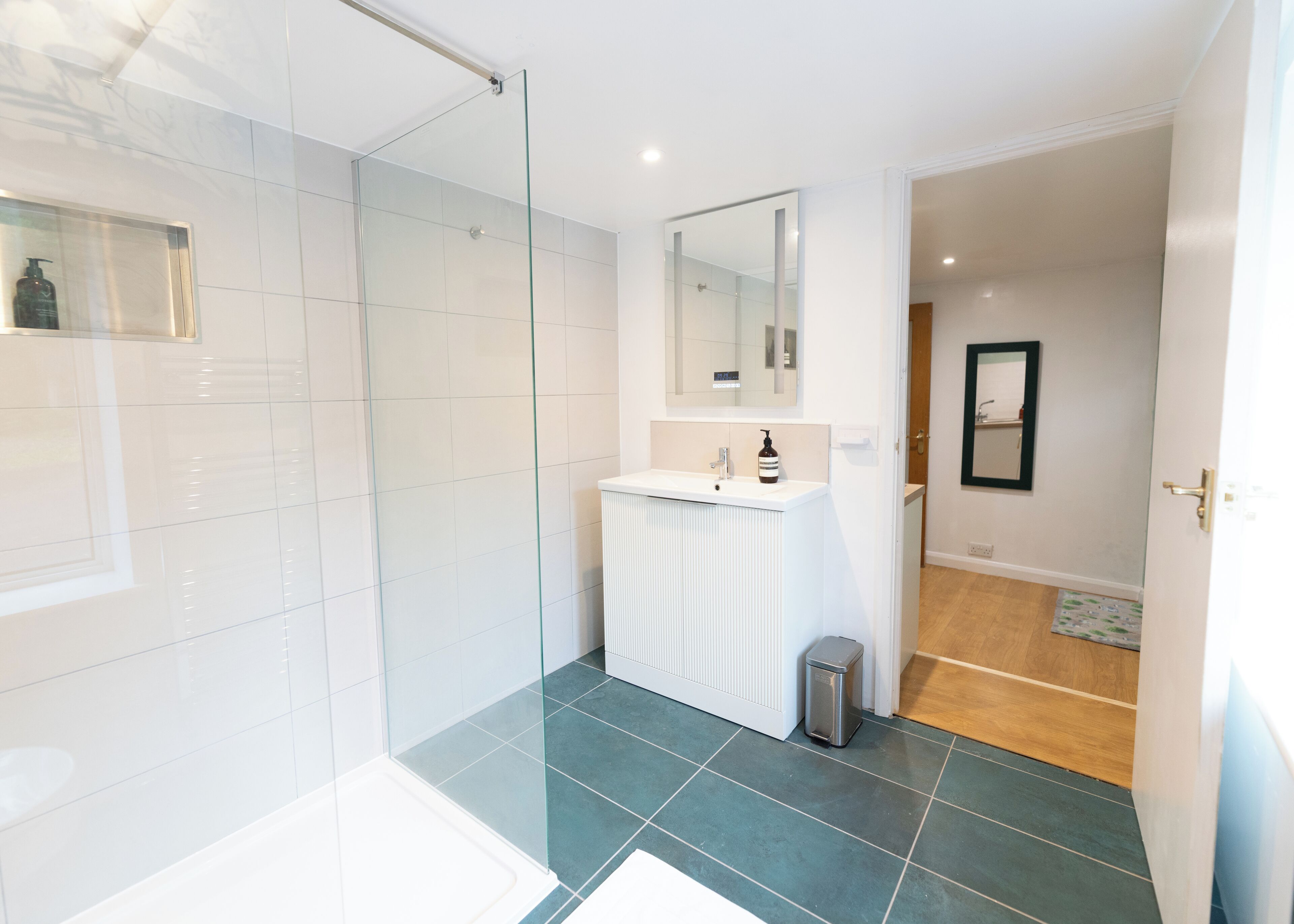 Een douche, een haardroger, handdoeken, zeep