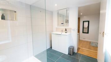 Een douche, een haardroger, handdoeken, zeep