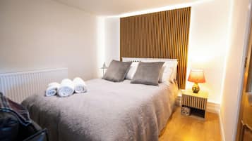 Een strijkplank/strijkijzer, wifi, beddengoed