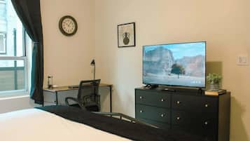 1 slaapkamer, een bureau, een strijkplank/strijkijzer, reisbedje