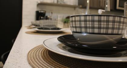 Chic Escape • King Bed, Pool, 24/7 Gym + Hot Tub