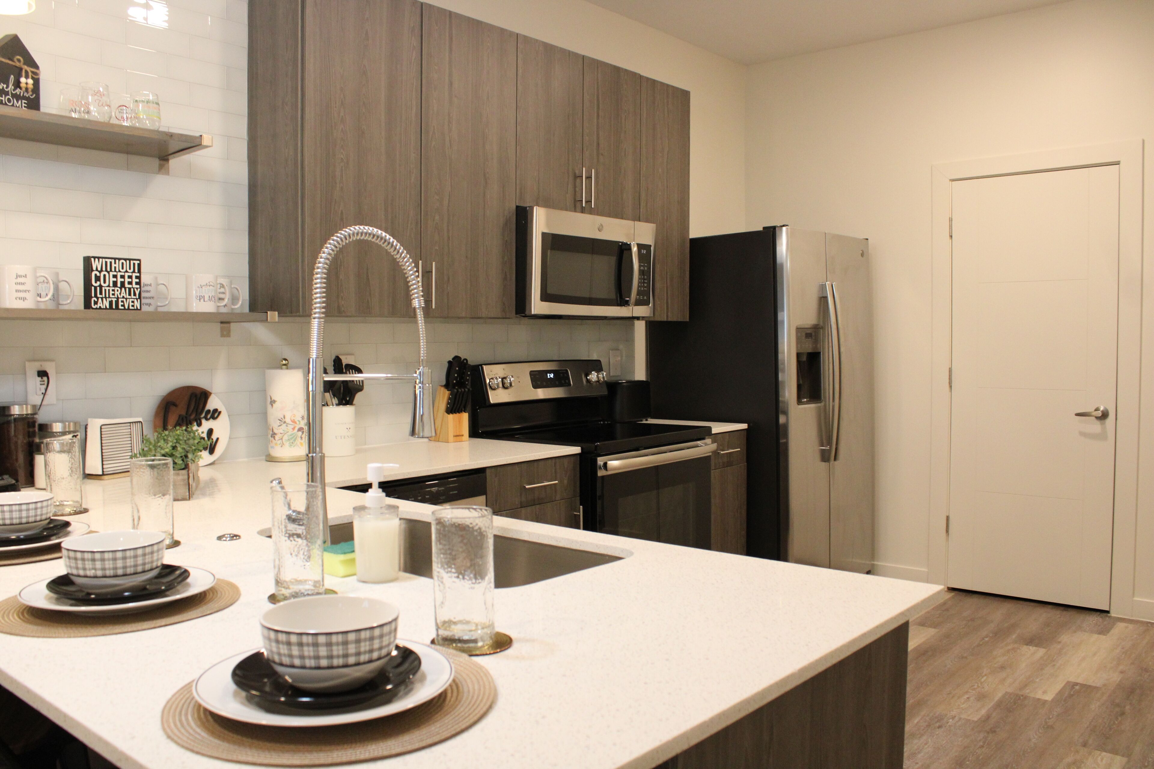 Kühlschrank, Mikrowelle, Ofen, Herdplatte