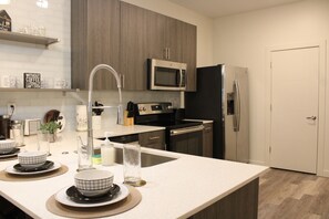 Kühlschrank, Mikrowelle, Ofen, Herdplatte