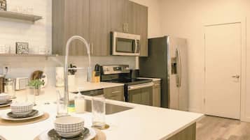 Coffee/tea maker, fridge, microwave, oven