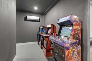 Games room - LUX Kalahari Retreat ~ Multiple Dining Rms ~ Game Room ~ 3 King Rms ~ Sleeps 15+ (Round Rock)