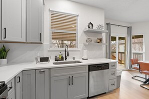 Microondas, horno, parrilla de estufa y lavavajillas 