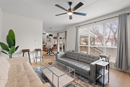 LUX Kalahari Retreat ~ Multiple Dining Rms ~ Game Room ~ 3 King Rms ~ Sleeps 17+