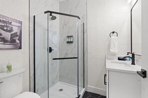 Dusche, Haartrockner, Handtücher, Seife