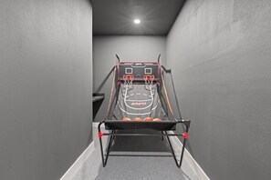 Games room - LUX Kalahari Retreat ~ Multiple Dining Rms ~ Game Room ~ 3 King Rms ~ Sleeps 15+ (Round Rock)