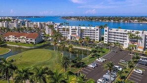 Ein Küstenhotel mit mehreren Gebäuden, einem Parkplatz und einem Golfplatz.