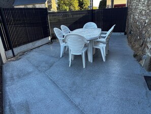 Outdoor dining - (Mauron)