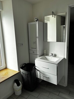 Bathroom - (Mauron)