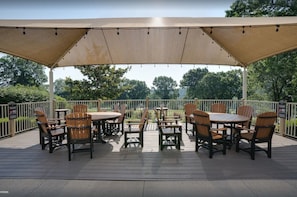 Outdoor dining - Pierce's Paradise Pointe~Pet Friendly~Pointe Royale Resort~3 Pools/Hottub (Branson)