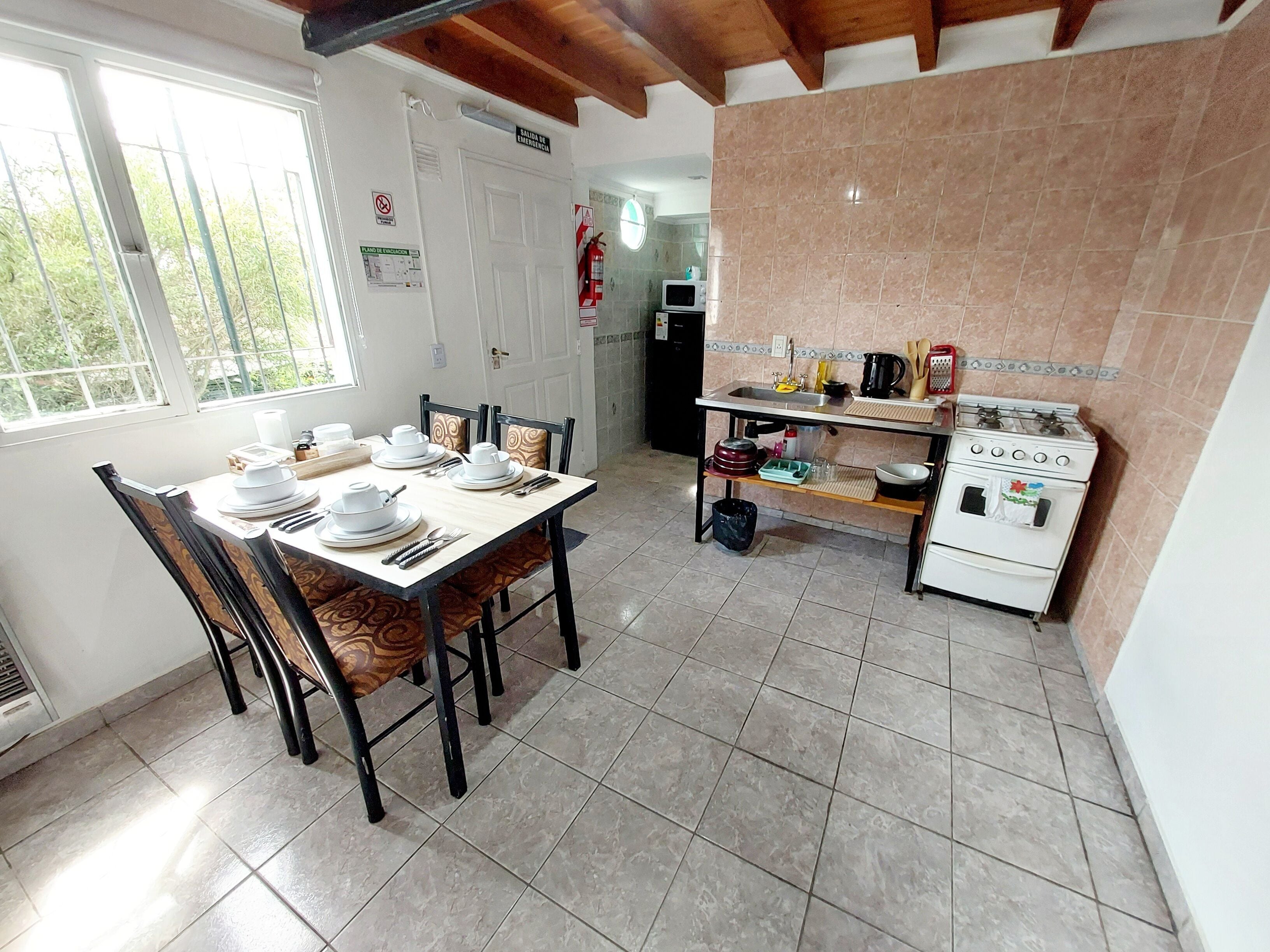 Een microgolfoven, een koffiezetapparaat/waterkoker, een broodrooster