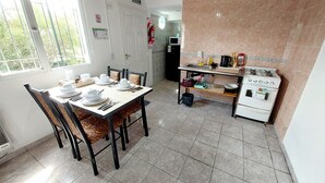 Kaffetrakter/tekoker, mikrobølgeovn, brødrister og kjøkkenutstyr