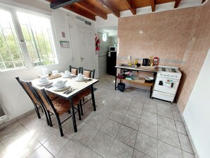 Een microgolfoven, een koffiezetapparaat/waterkoker, een broodrooster