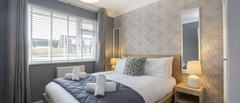3 bedrooms, iron/ironing board, WiFi (free), bed sheets