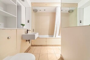 Hair dryer, towels, soap, shampoo - Luxury Studios | E8 4DN | Balcony (London)