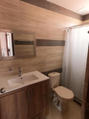 Basic Apartment, Patio, Courtyard View | Bathroom - HOTEL COLONIAL A 100 MTS DE LA BASILICA (Guadalajara de Buga)