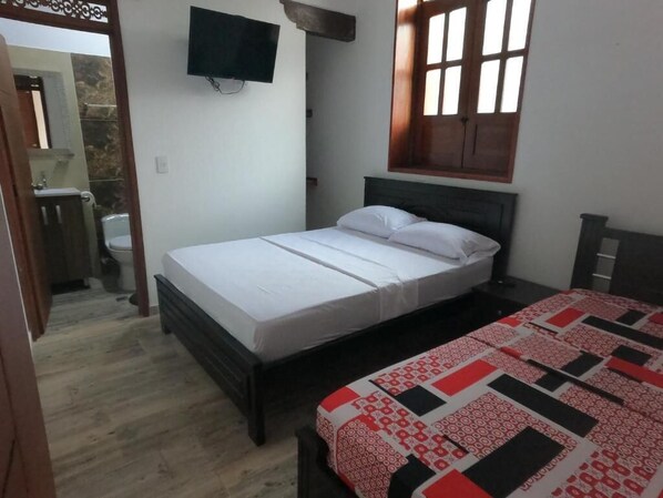 Double or Twin Room, Patio, Courtyard View - HOTEL COLONIAL A 100 MTS DE LA BASILICA (Guadalajara de Buga)