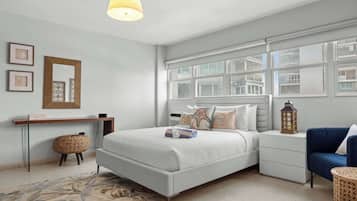 Tabla de planchar con plancha, cuna de viaje, wifi y ropa de cama
