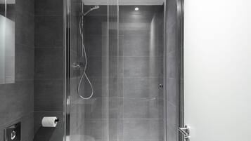 Douche, sèche-cheveux, serviettes fournies