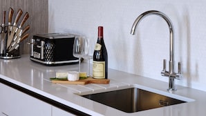 Una cocina moderna con un microondas Bosch, un fregadero y un tostador.