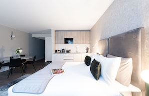 1 habitación, escritorio, tabla de planchar con plancha y cuna de viaje 