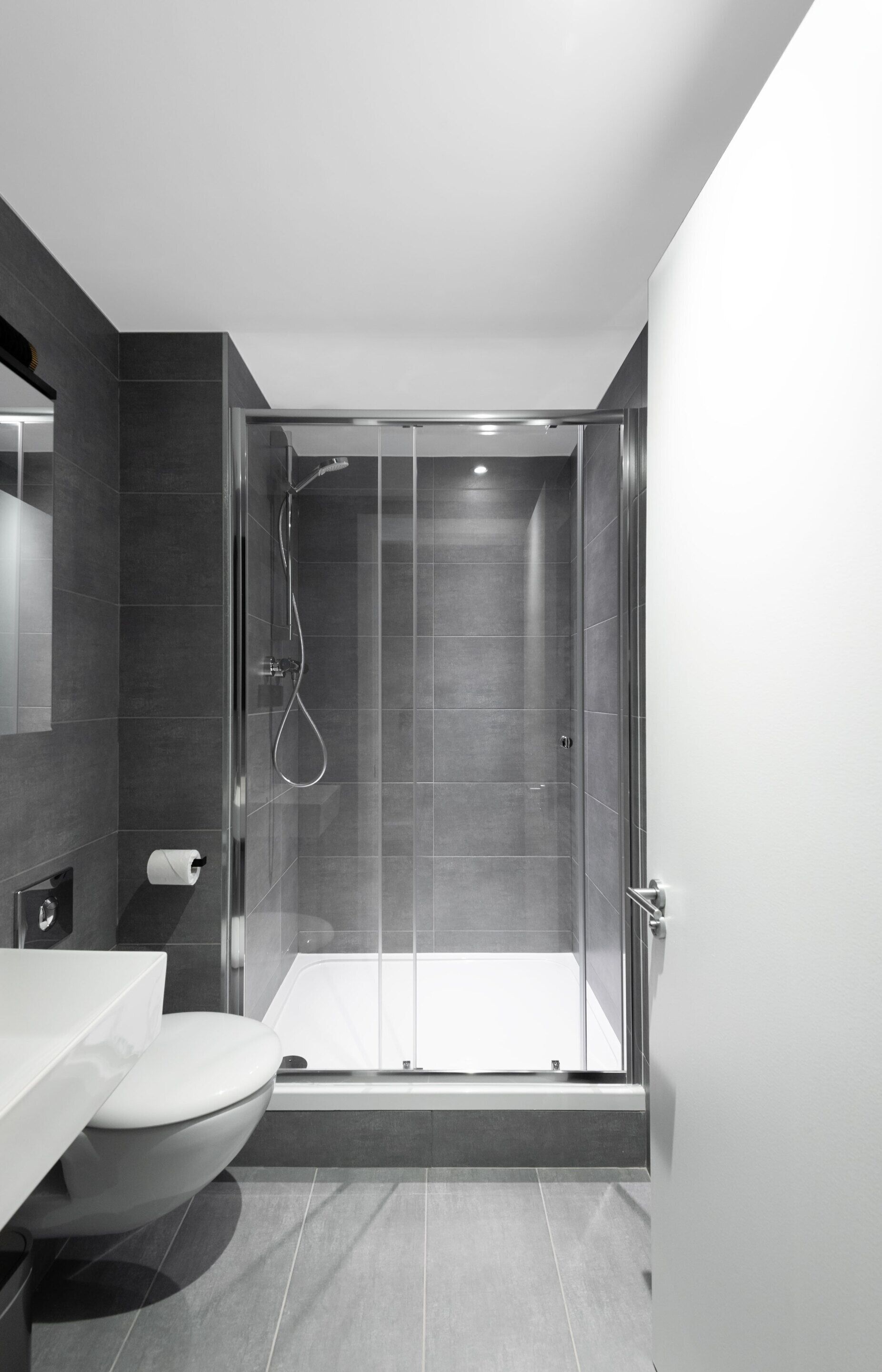 Douche, sèche-cheveux, serviettes fournies