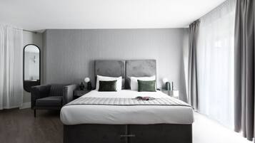1 chambre, bureau, fer et planche à repasser, lit parapluie