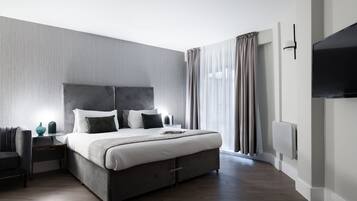1 chambre, bureau, fer et planche à repasser, lit parapluie